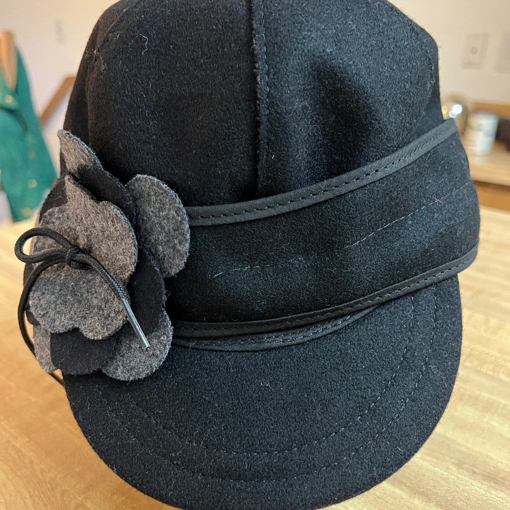 Stormy Kromer Petal Pusher Black Hat 7 3/8" with flower LIKE NEW